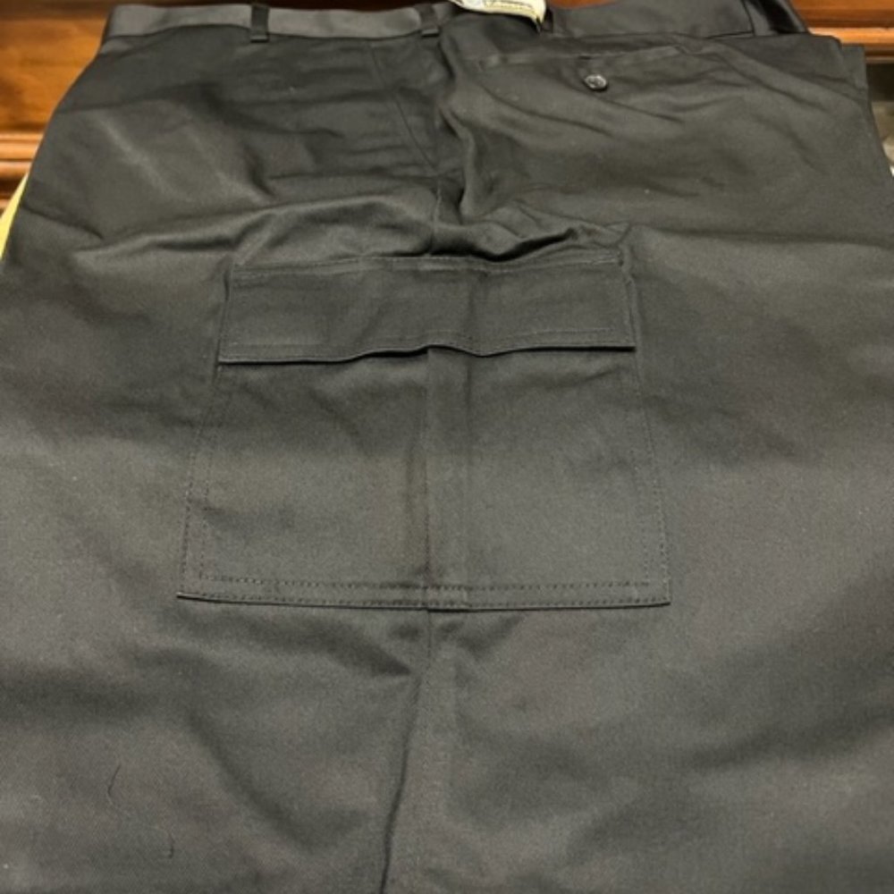 Edwards Cargo Shorts, Black. Sizes: 44,48,50,46 and 42